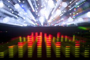 Professionelles Mischpult mit Equalizer bei Event mit Lichtshow und Beschallungstechnik